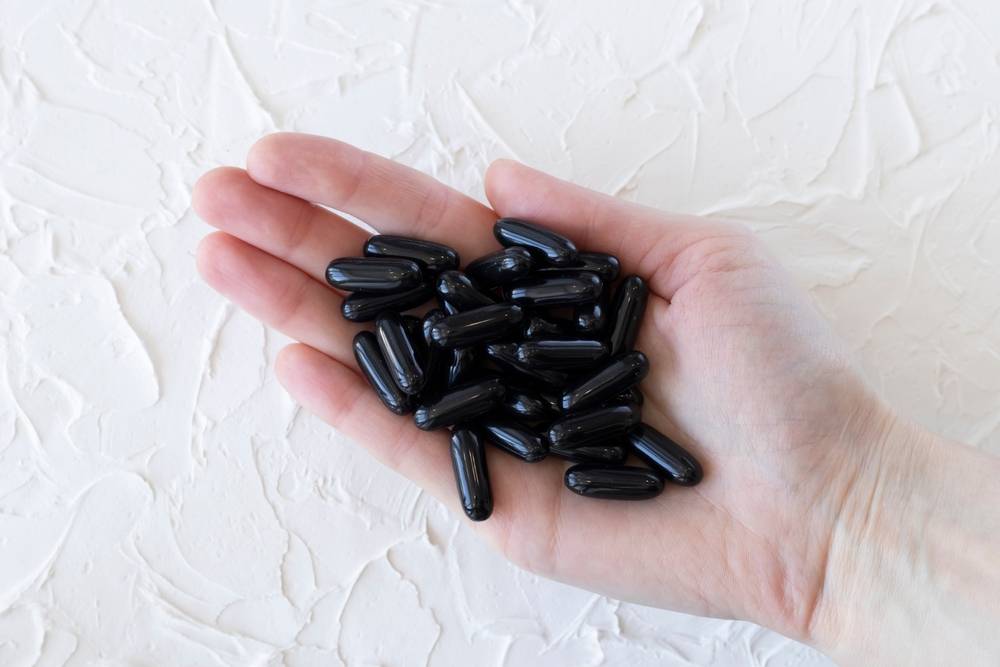 Charbon végétal activé : bienfaits santé, posologie et usages