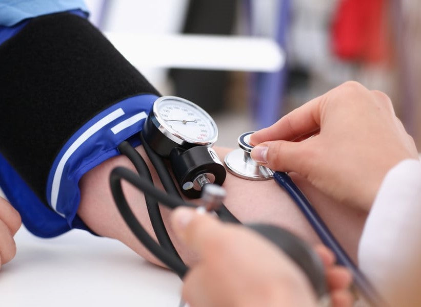 Est-ce que la mélatonine fait monter la tension ?